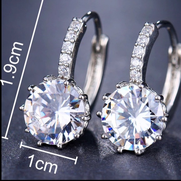 New Women’s 925 Silver Round Cut Sapphire Earrings - Picture 2 of 2